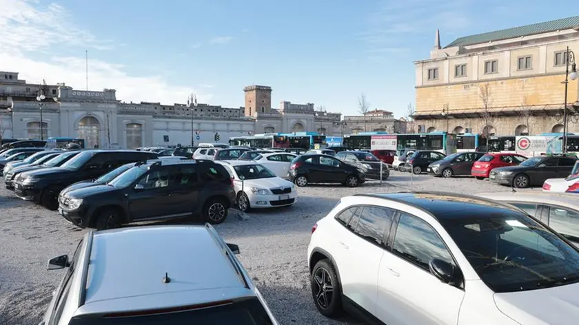 Le macchine parcheggiate negli spazi in ghiaia dell’ex Tripcovich, disposte a pettine e circondate dalle transenne Foto Andrea Lasorte