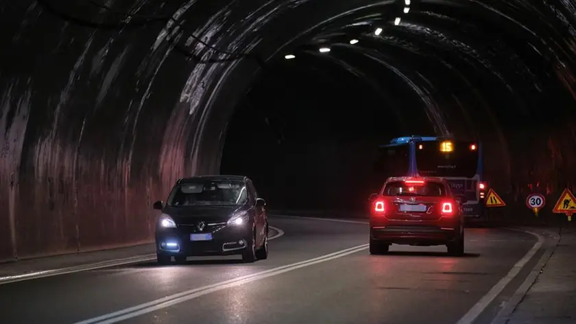 Auto percorrono la galleria nonostante il divieto (foto Silvano)