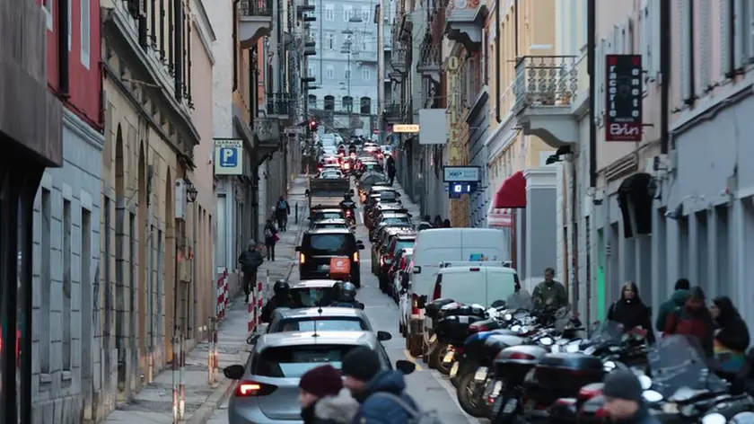 Il traffico in via Madonnina, dove i disagi sono aumentati dopo lo stop alla galleria Sandrinelli Foto Lasorte