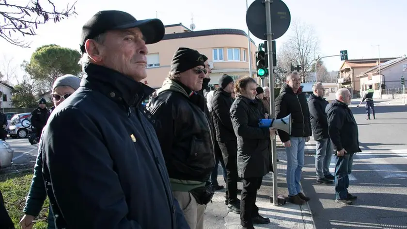 A sinistra militanti di Monfalcone e Trieste Pro Patria intervenuti alla commemorazione per Pietro Dominutti (Bonaventura)