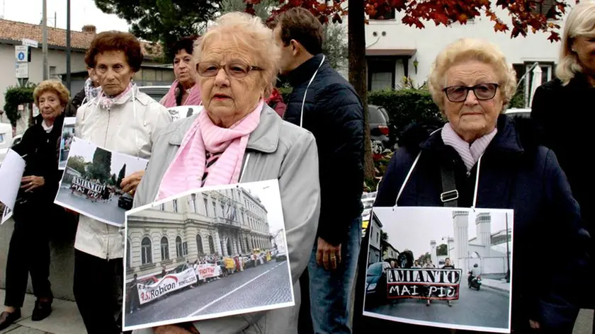 Parenti delle vittime morte per esposizione all'amianto a una manifestazione (Bonaventura)