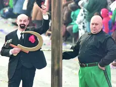 Mario Vascotto nei panni di Lenin con a fianco Mussolini