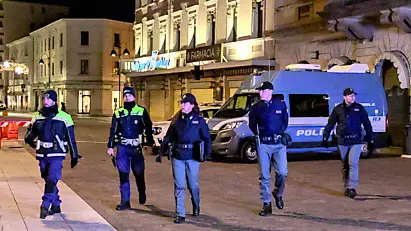 Una pattuglia a piedi di sera nella zona di via Serenissima a Monfalcone