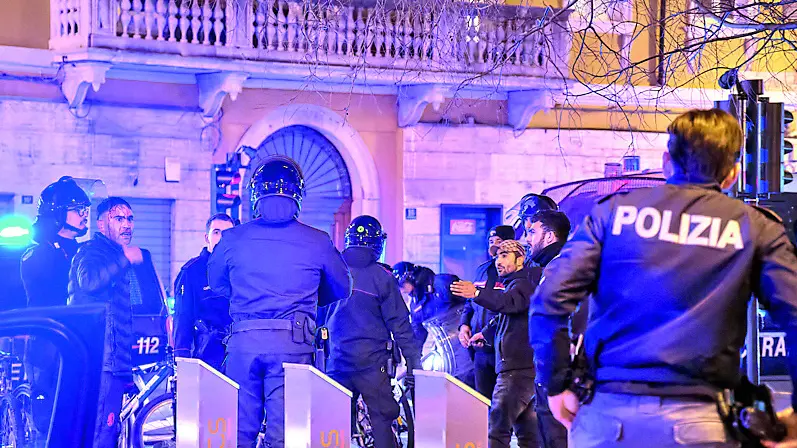 Carabinieri in tenuta anti sommossa e poliziotti in largo Barriera Vecchia per sedare la rissa Foto Silvano