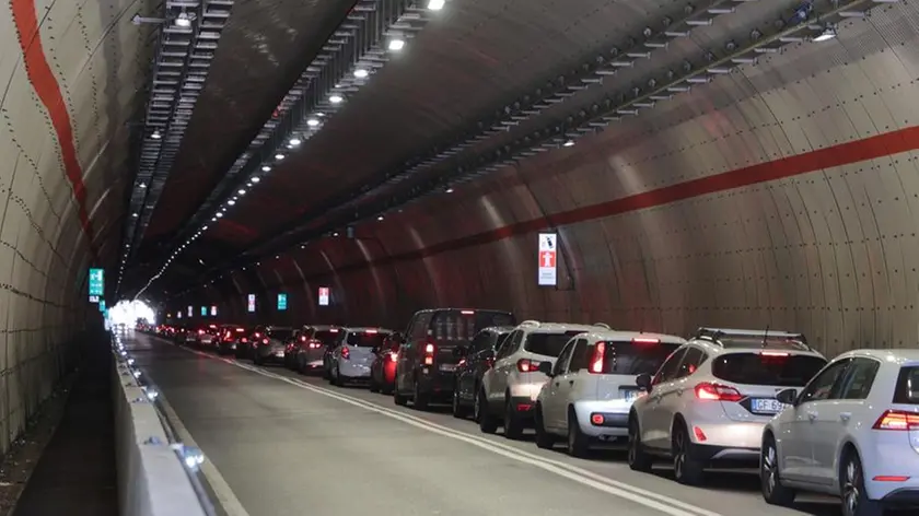 La coda che si è formata all'interno della galleria Sandrinelli. Foto Lasorte