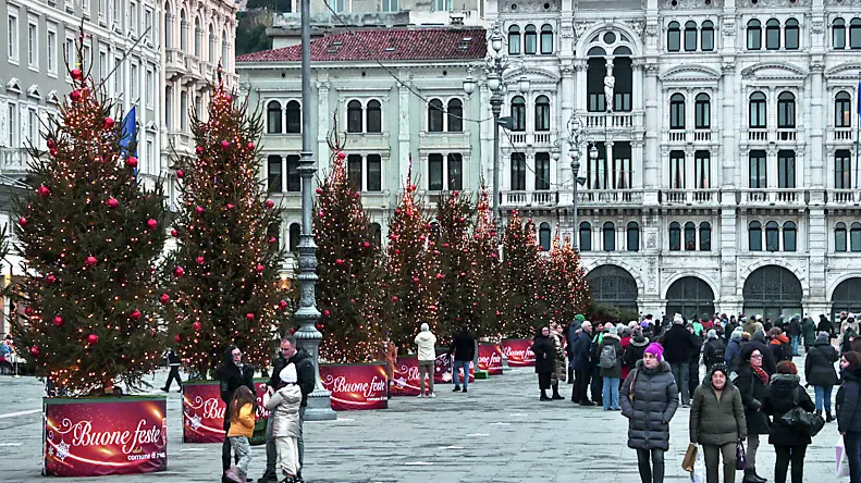 Gli alberi natalizi in piazza dell’Unità: da domani inizia lo smantellamento degli addobbi Foto Lasorte