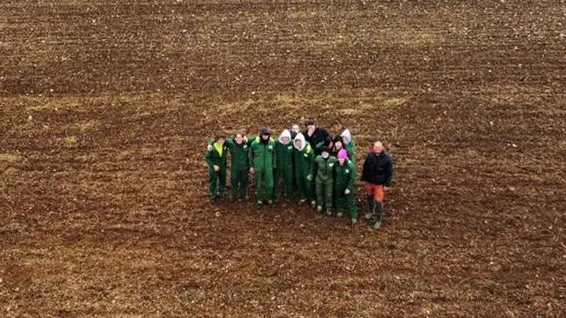 Alcuni allievi del Brignoli nel campo coltivato a orzo e farro