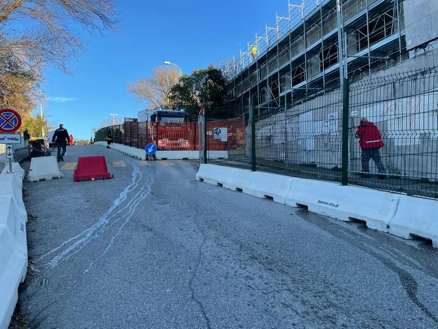 Polizia e vigili del fuoco davanti alla scuola Caprin (Silvano)