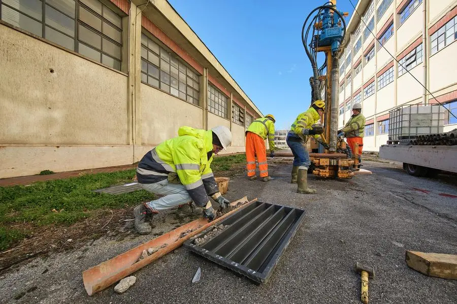 Operai al lavoro all'ex Manifattura tabacchi (Silvano)