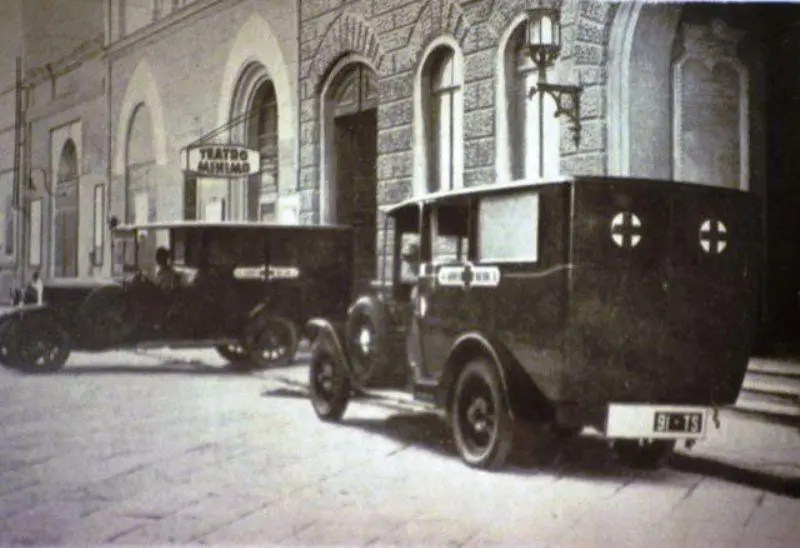 Ambulanze di una volta in via San Francesco 3