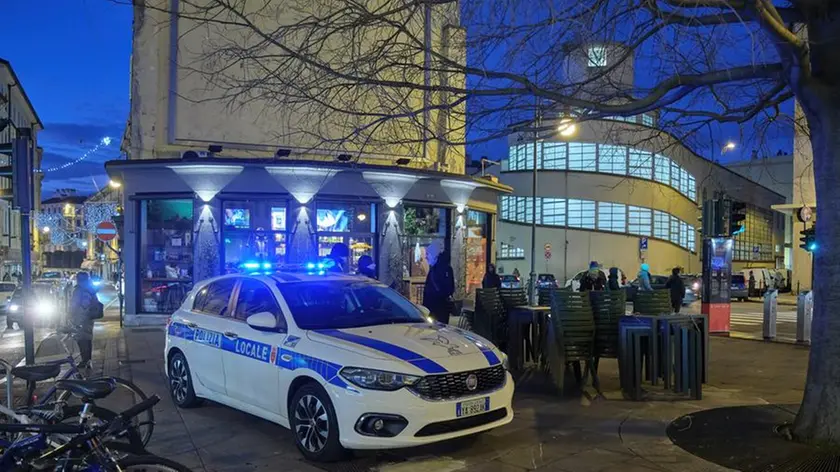 Il presidio della Polizia locale in largo Barriera (foto Silvano)