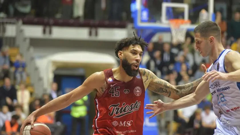 Un momento del match tra Pallacanestro Trieste e Brescia, ora prima in classifica