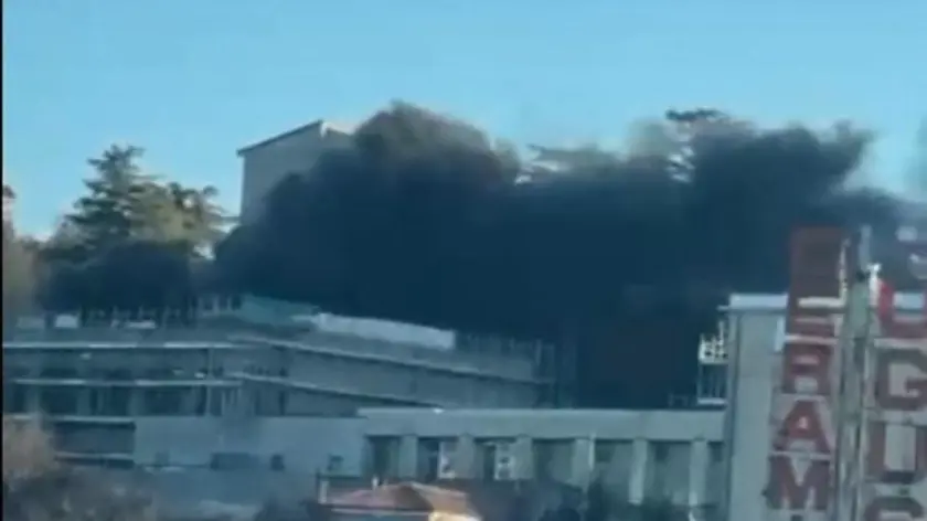 La colonna di fumo nero dal tetto della Caprin