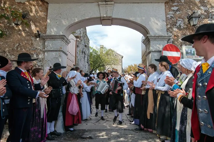 Il corteo per le Nozze carsiche del 2022 a Monrupino Foto Silvano