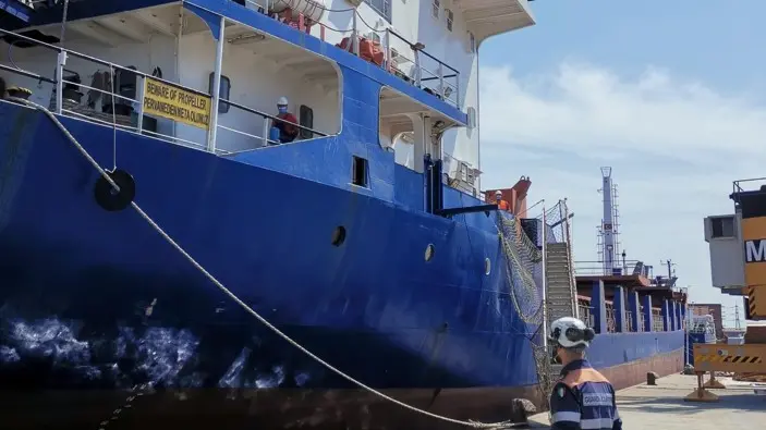 La nave bandita all'ormeggio in porto