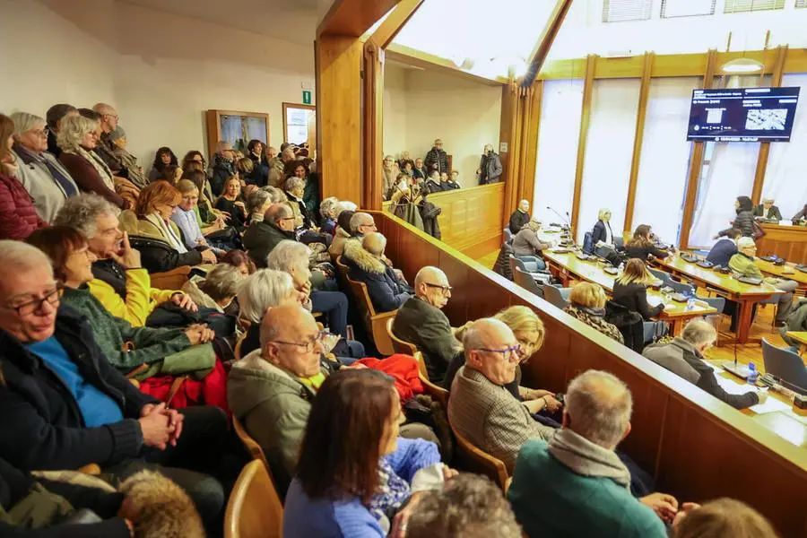 La folla di cittadini che ha invaso il posto per il pubblico in aula Foto Bumbaca