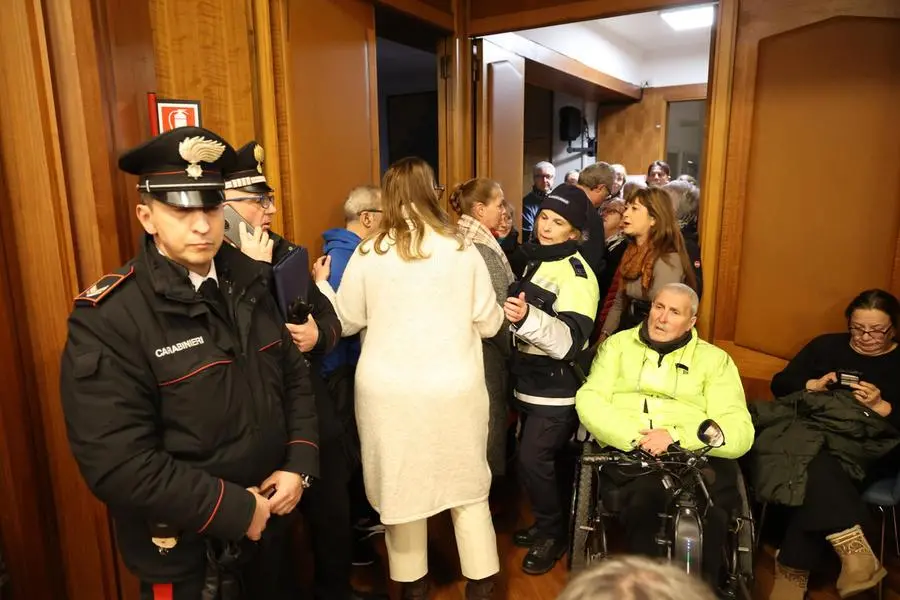 Un nutrito gruppo di cittadini che non è potuto entrare perchè i posti erano tutti occupati Foto Bumbaca