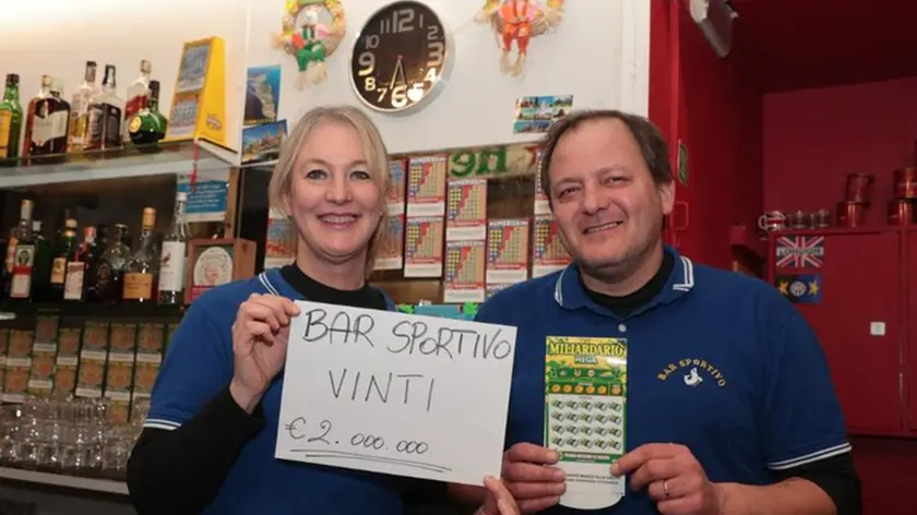 Laura Pettorosso che gestisce il bar Sportivo di San Giacomo insieme al marito Sergio Ghersetich Foto di Andrea Lasorte