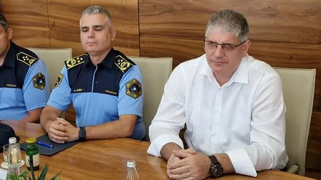 Senad Jušić, ormai ex direttore generale della polizia slovena, a sinistra con il ministro Boštjan Poklukar