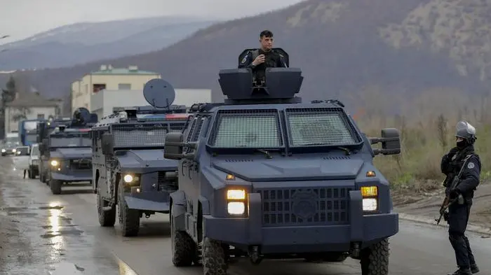 Un convoglio della polizia kosovara