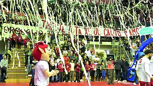 Il PalaRubini pieno di tifosi. Nell'articolo il presidente Matiasic Foto Bruni