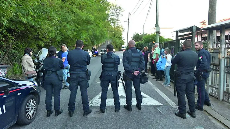 Le forze dell’ordine in strada del Friuli durante la manifestazione contro i carotaggi Foto Francesco Bruni