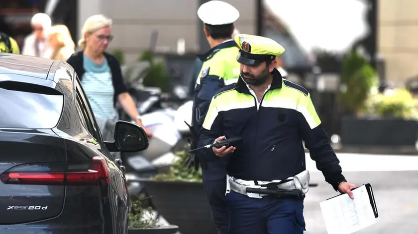 Agenti della Polizia locale controllano e multano alcune auto in divieto di sosta Foto Francesco Bruni