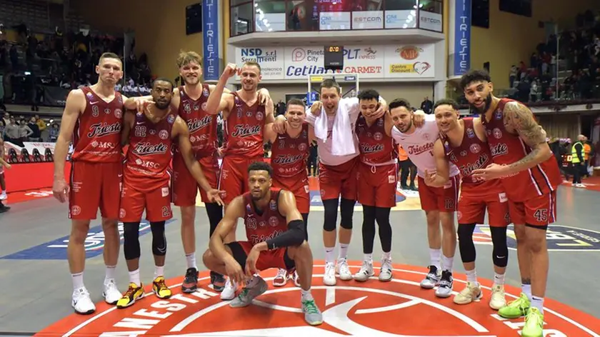 La squadra dopo la vittoria con Pistoia Foto Bruni