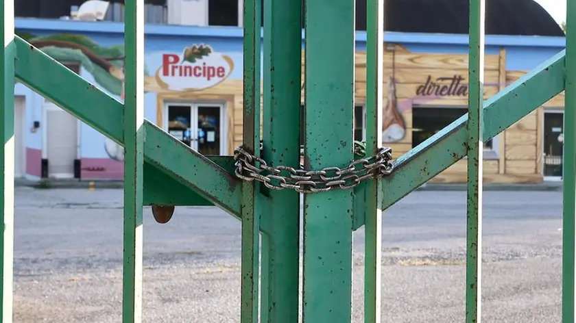 La catena che blocca l’accesso allo stabilimento ex Principe Fotoservizio di Andrea Lasorte