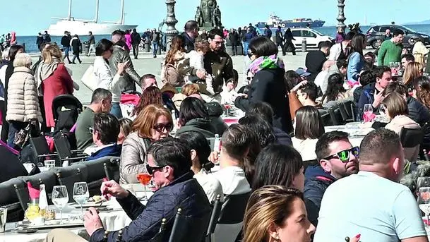 Turisti in piazza Unità a Trieste. Foto Bruni