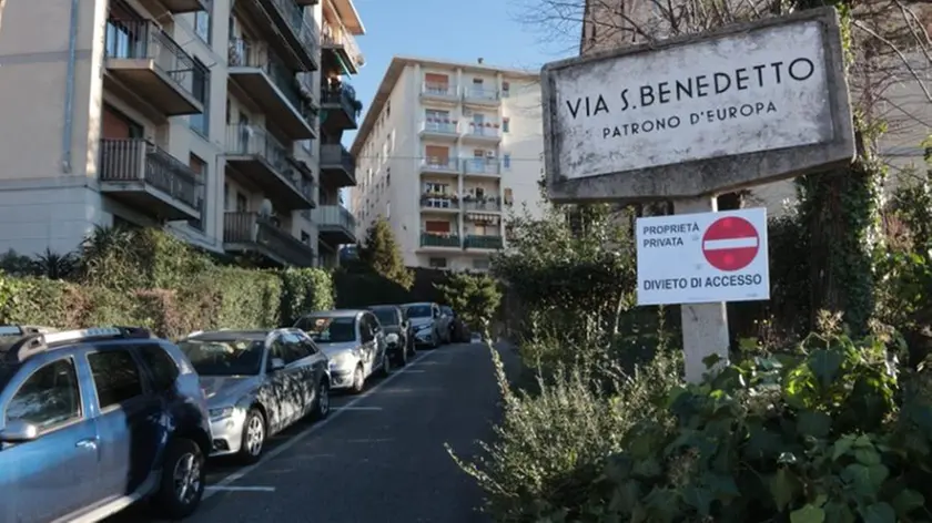 Una delle vie prese di mira dai vandali di automobili Foto Andrea Lasorte