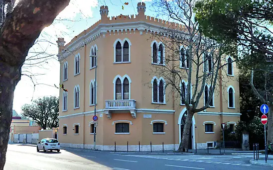 Il castelletto accanto al porticciolo