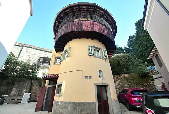 La torre turca con lo stemma di pietra