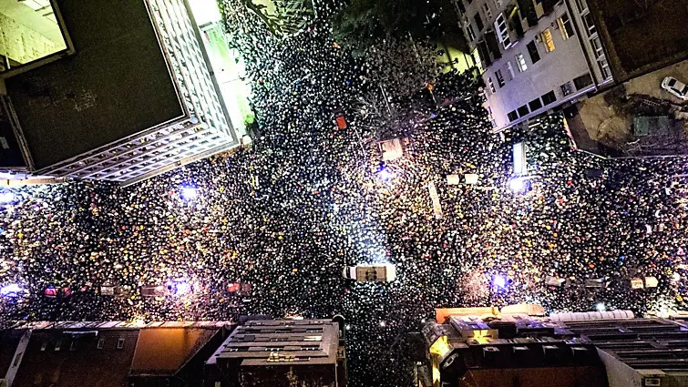 Le migliaia di persone scese in strada a Belgrado in occasione dell’ultima protesta. Foto Arhiv Javnih Skupov