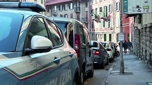 Le volanti della Questura all’esterno della casa di via Orlandini. Foto Lasorte