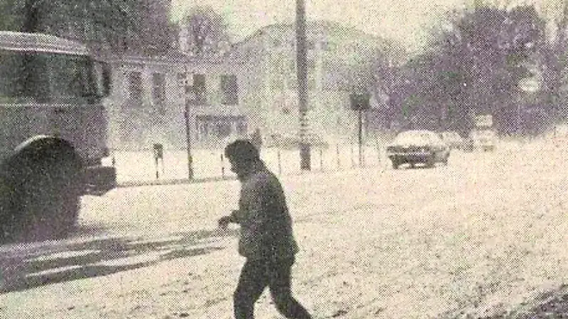 Un uomo attraversa la strada completamente innevata in piazza della Libertà durante l’inverno del 1985