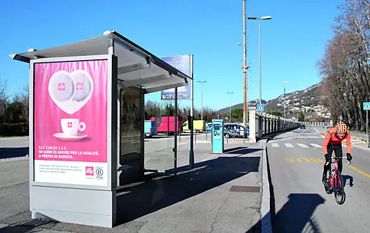 Una delle due fermate degli autobus vicino al park Bovedo. Foto Silvano e Bruni