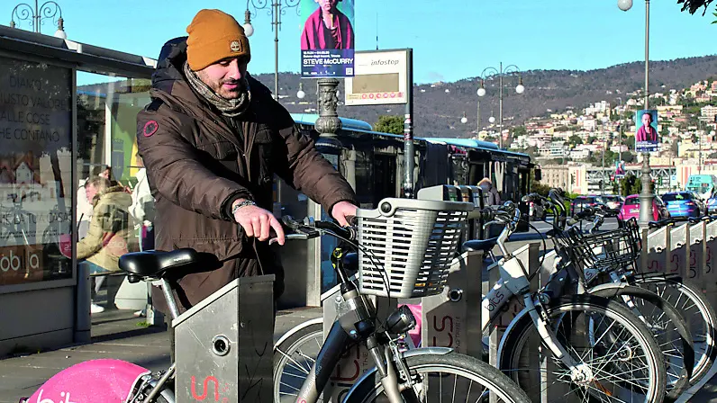 Sono 24 le ciclostazioni del servizio BiTs. In alto quella sulle Rive. La lista è lunga: dal Porto Vecchio a Miramare, passando per via Cumano, piazza Oberdan, Teatro romano, Rossetti, Stazione Rogers, largo Barriera, piazza Foraggi, via Battisti, Rotonda del boschetto e largo Sonnino (Foto di Massimo Silvano).