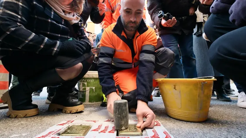 La posa delle pietre d'inciampo Foto Massimo Silvano