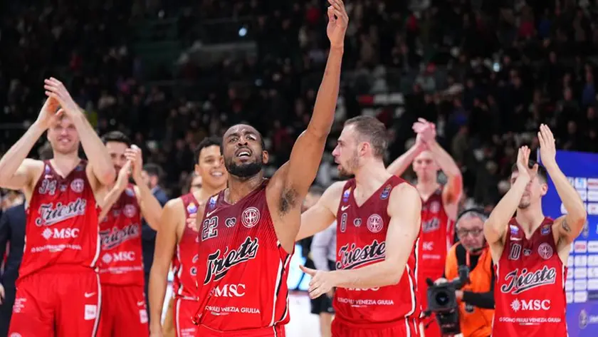 Markel Brown festeggia la vittoria a Reggio Emilia con tutta la squadra Foto Ciamillo/Lasorte