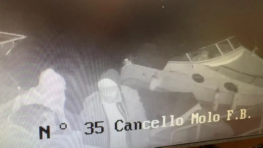 Una foto notturna delle telecamere di sorveglianza che inquadra due dei ladri