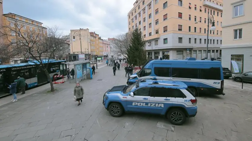 Il primo giorno di zona rossa in largo Barriera (Lasorte)