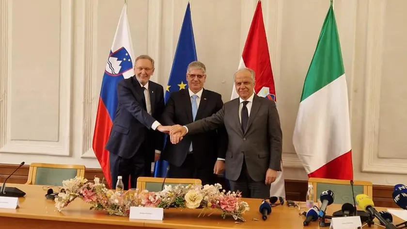 il ministro dell’Interno Matteo Piantedosi (ultimo a destra) al termine del vertice trilaterale con gli omologhi sloveno, Boštjan Poklukar, e croato, Davor Božinović