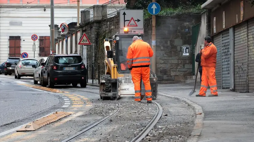 I lavori in via Martiri della Libertà con le solite auto in divieto Foto Andrea Lasorte