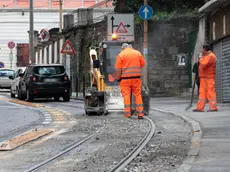 I lavori in via Martiri della Libertà con le solite auto in divieto Foto Andrea Lasorte