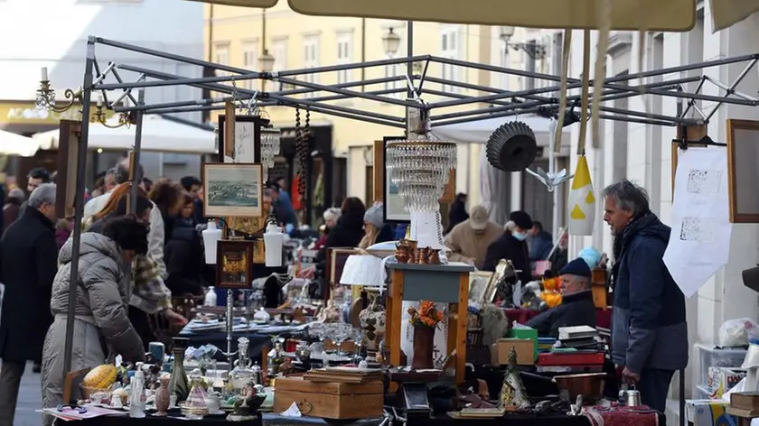 Una foto scattata al mercatino dell’antiquariato in Cavana in una foto d’archivio Foto Bruni