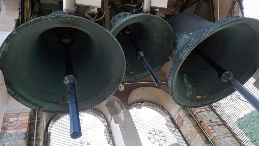 Le campane della chiesa di San Dorligo della Valle finite sotto sequestro (foto Silvano)