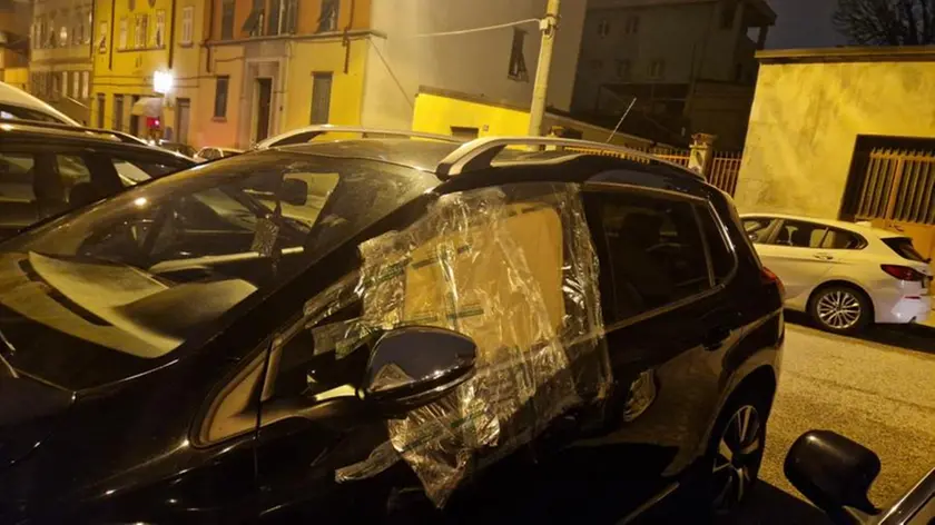 Una delle auto vandalizzate nella notte