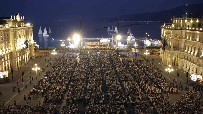 Il concerto diretto da Riccardo Muti in piazza Unità davanti ai tre presidenti