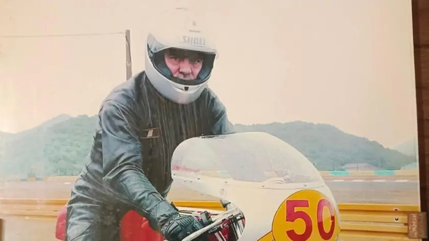 Enzo Venturoli con l’immancabile casco calcato in testa
